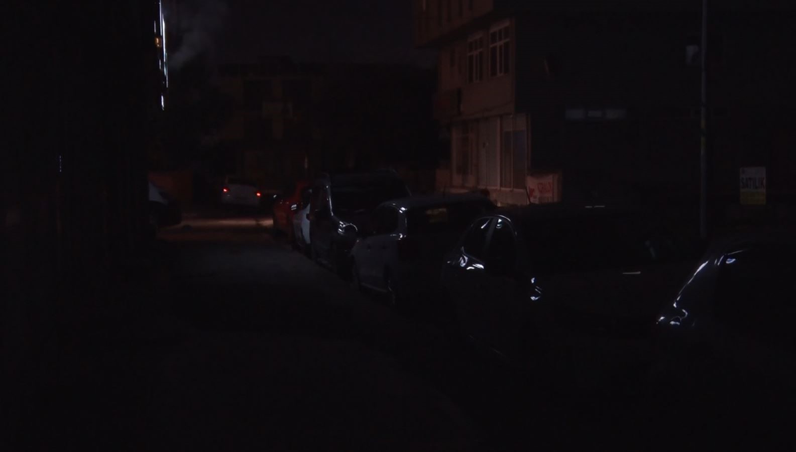 BEDAŞ’ın karanlığa gömdüğü sokakta tencere tavalı protesto