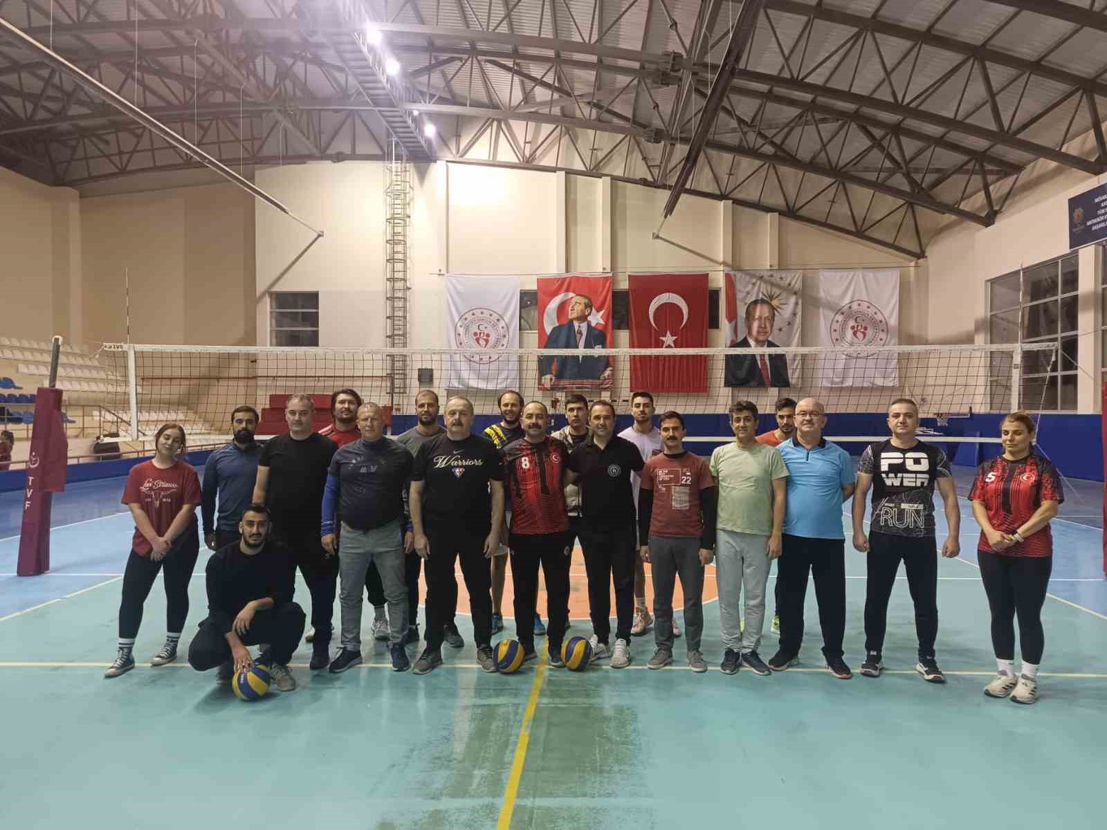Erdek’te kurumlar arası voleybol turnuvası başladı