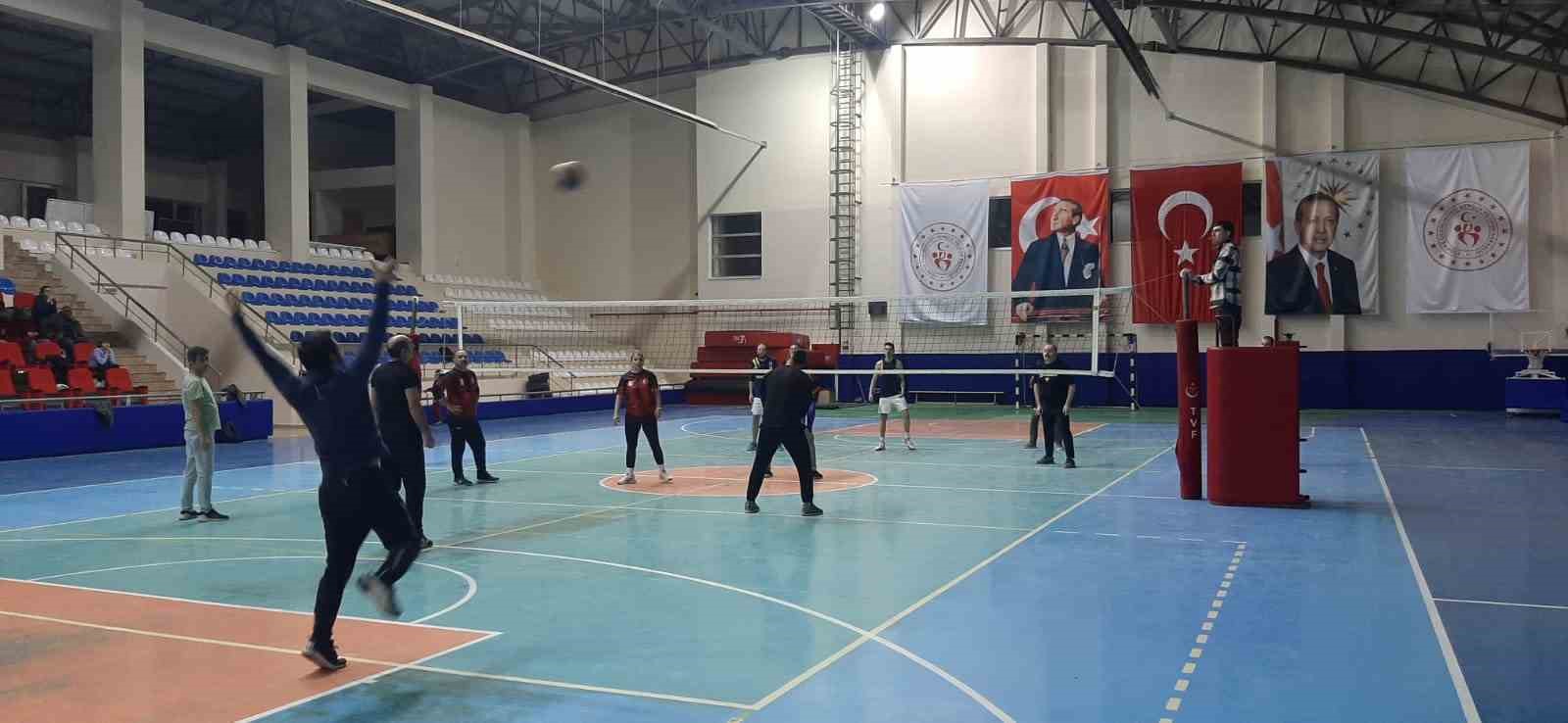 Erdek&rsquo;te kurumlar arası voleybol turnuvası başladı
