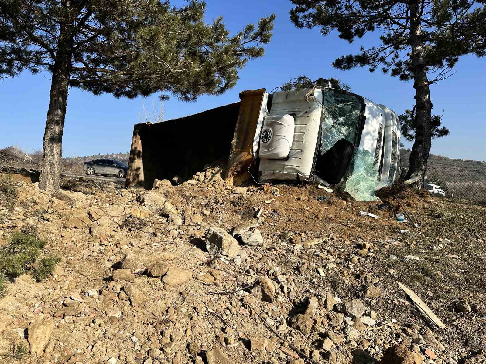 Kastamonu’da buzlu yolda devrilen hafriyat kamyonunun sürücüsü yaralandı