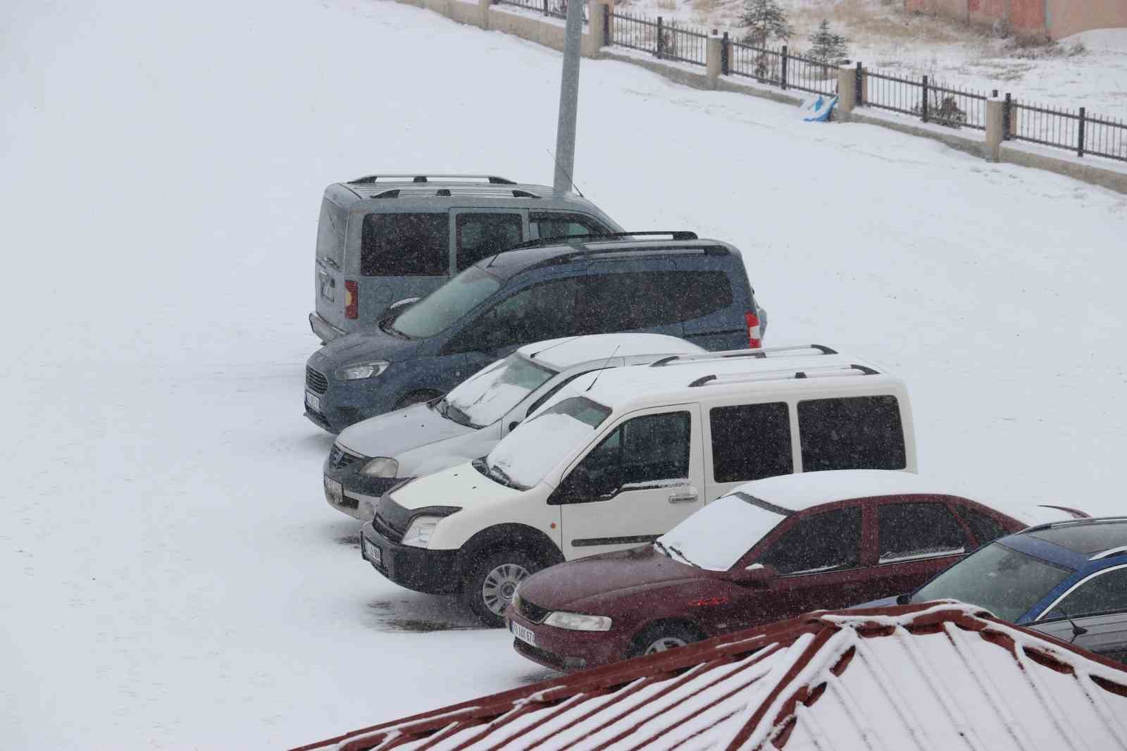 Diyadin&rsquo;de dondurucu soğuk etkisini s&uuml;rd&uuml;r&uuml;yor
