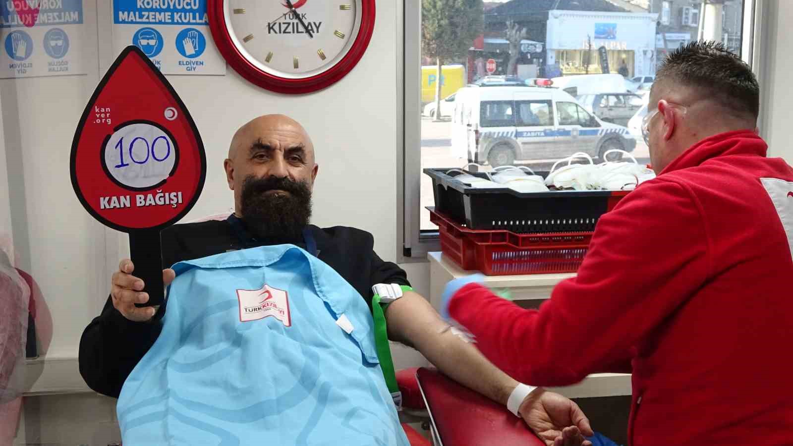 Genel Cerrahi Uzmanı Dr. Kerem Keskin, 100’üncü kan bağışında bulundu