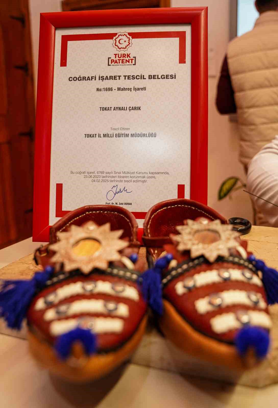 Eskiden gelinlerin vazge&ccedil;ilmezi olan tescilli aynalı &ccedil;arıklar g&uuml;n&uuml;m&uuml;zde anahtarlık olarak kullanılıyor
