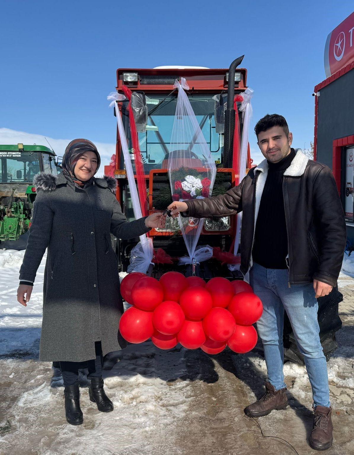 &rsquo;Ana gibi yar olmaz&rsquo; dedi, Sevgililer G&uuml;n&uuml;&rsquo;nde annesine trakt&ouml;r hediye etti
