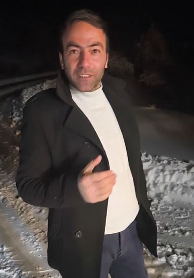 &lsquo;Her şeyi devletten beklemek olmaz&rsquo; dedi, şarkılar eşliğinde k&ouml;y yolunu a&ccedil;tı

