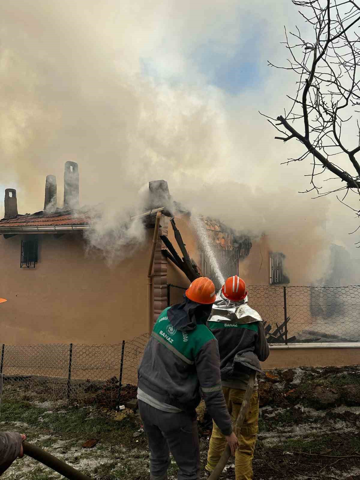 Orman B&ouml;lge M&uuml;d&uuml;rl&uuml;ğ&uuml; ekipleri k&ouml;yde daha fazla evin yanmasını &ouml;nledi
