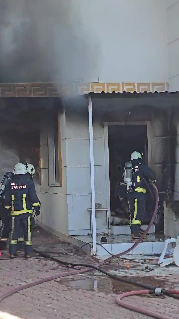 Elektrikli ısıtıcıdan çıkan yangında anne-babasını son anda dışarı çıkardı