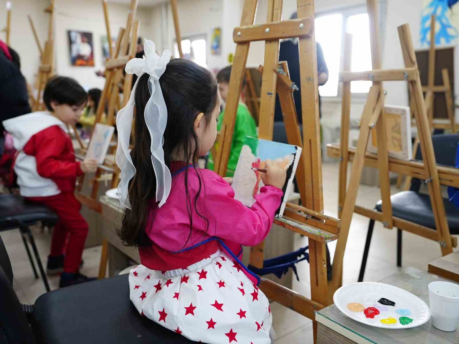 Anaokulu öğrencileri hem resim yaptılar hem film izlediler