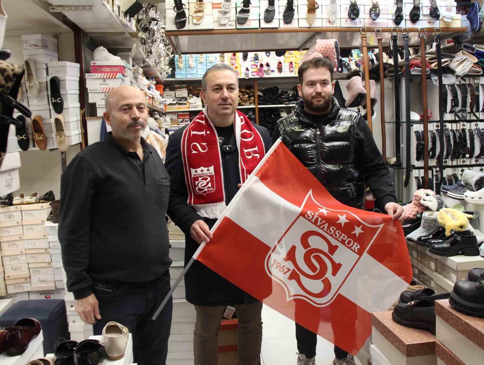 Sivas’ta esnaflara Sivasspor bayrağı dağıtıldı
