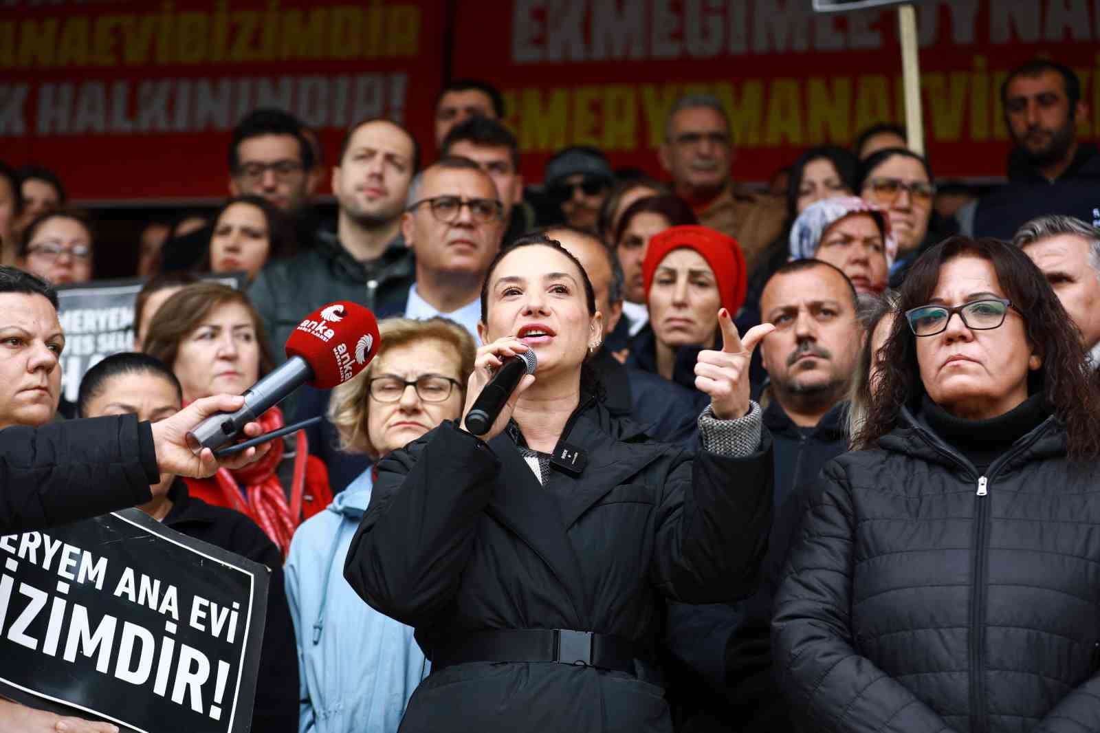 Selçuk Belediyesi çalışanları Meryem Ana Evi otoparkı için toplandı
