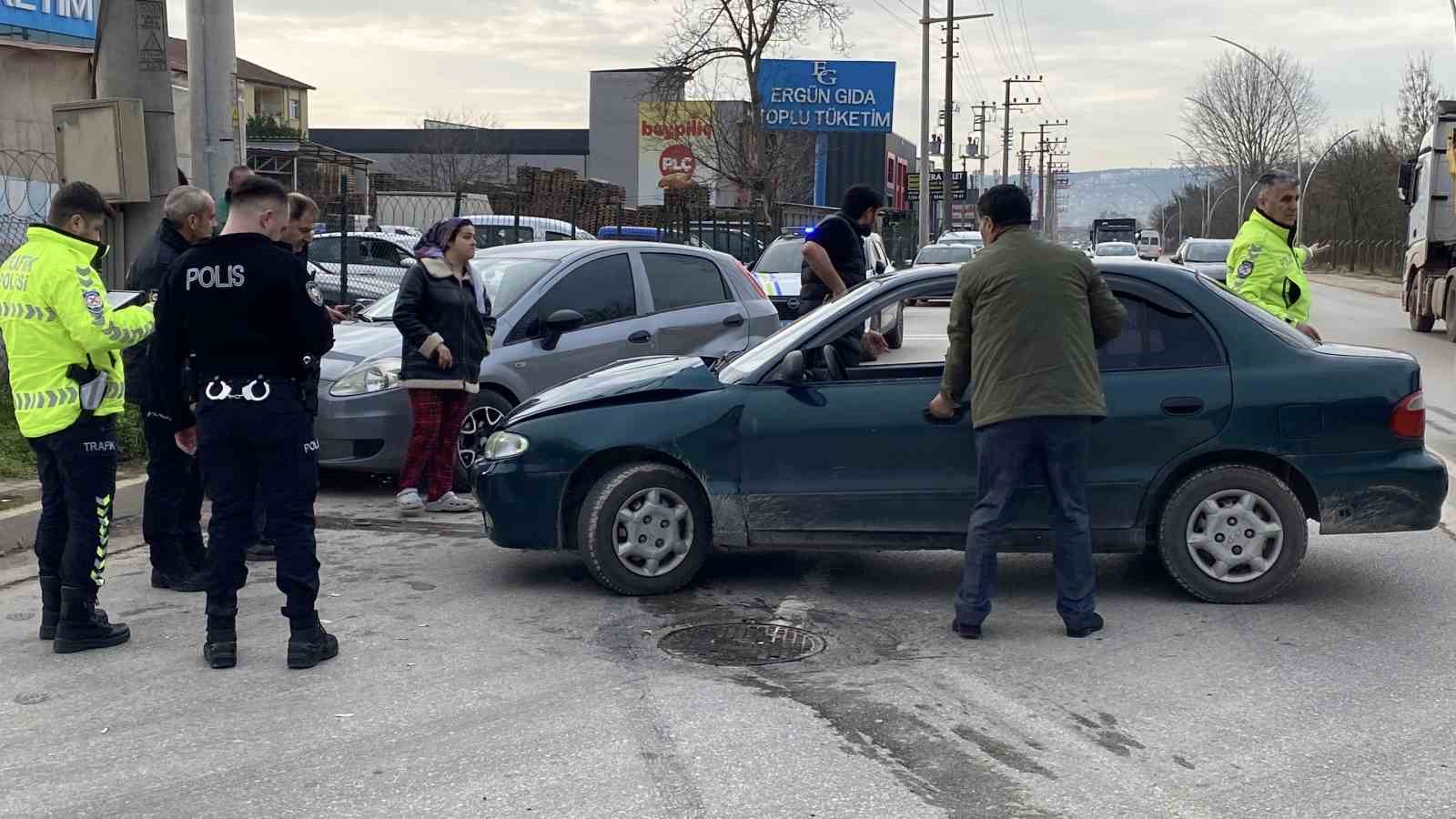 2 otomobil çarpıştı: 2 yaralı
