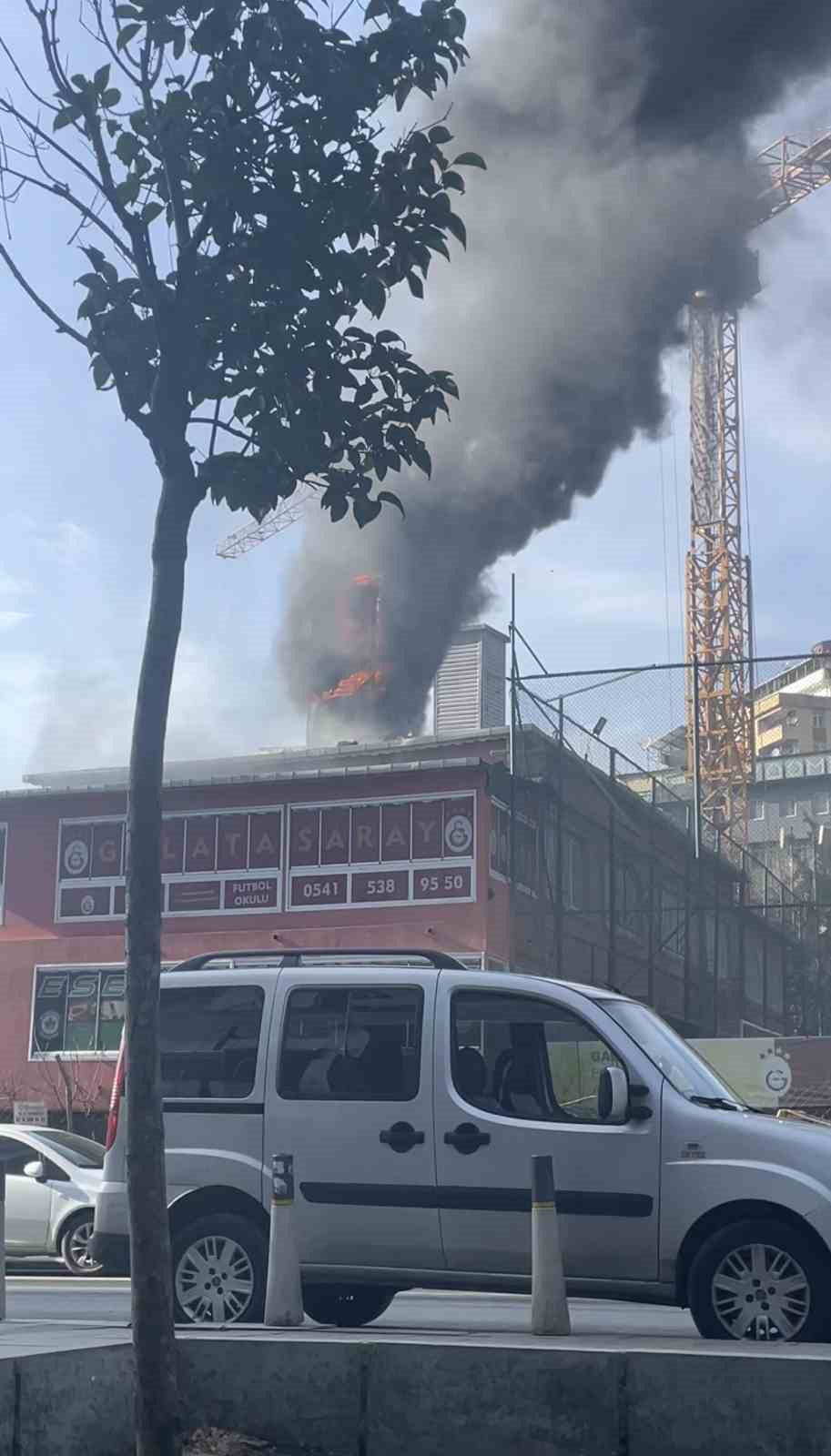 Sarıyer’de spor kulübünün çatısındaki baz istasyonu alev alev yandı