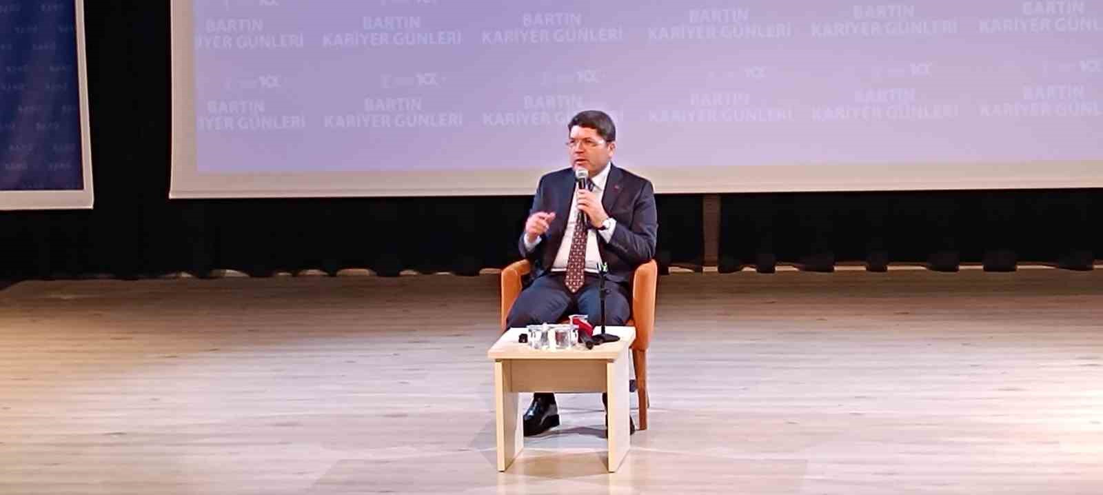 Adalet Bakanı Tun&ccedil;, gen&ccedil;lere tecr&uuml;belerini anlattı
