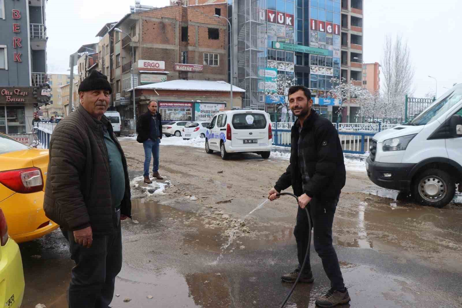 Oltu&rsquo;da yoğun kar yağışı etkili oldu
