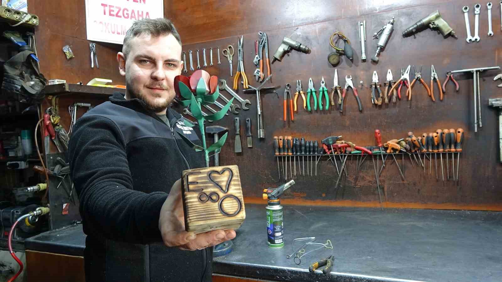 Sevgilisine solmayacak gül hazırladı