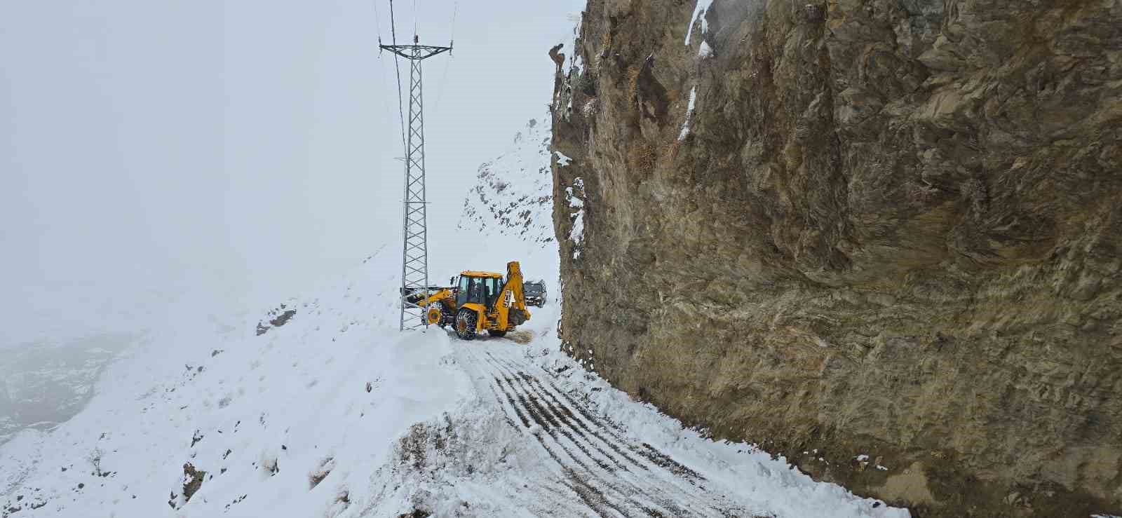 Siirt&rsquo;te kar 92 k&ouml;y yolunu ulaşıma kapattı
