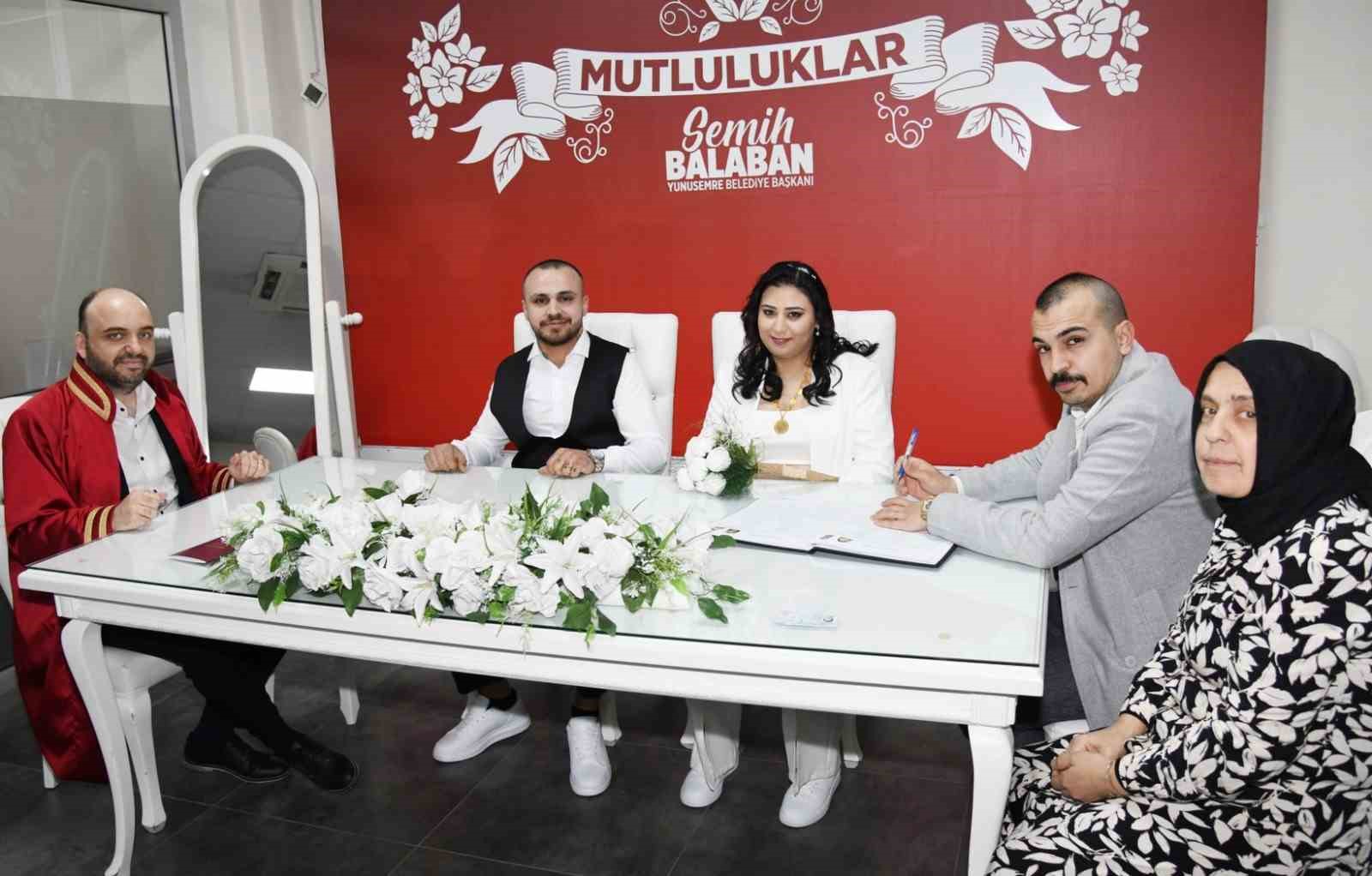 Sevgililer G&uuml;n&uuml;nde bir &ouml;m&uuml;r boyu mutluluğa &lsquo;Evet&rsquo; dediler
