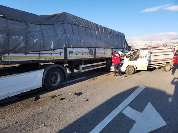 Malatya&rsquo;da tır ile kamyonet &ccedil;arpıştı: 1 &ouml;l&uuml;, 1 yaralı
