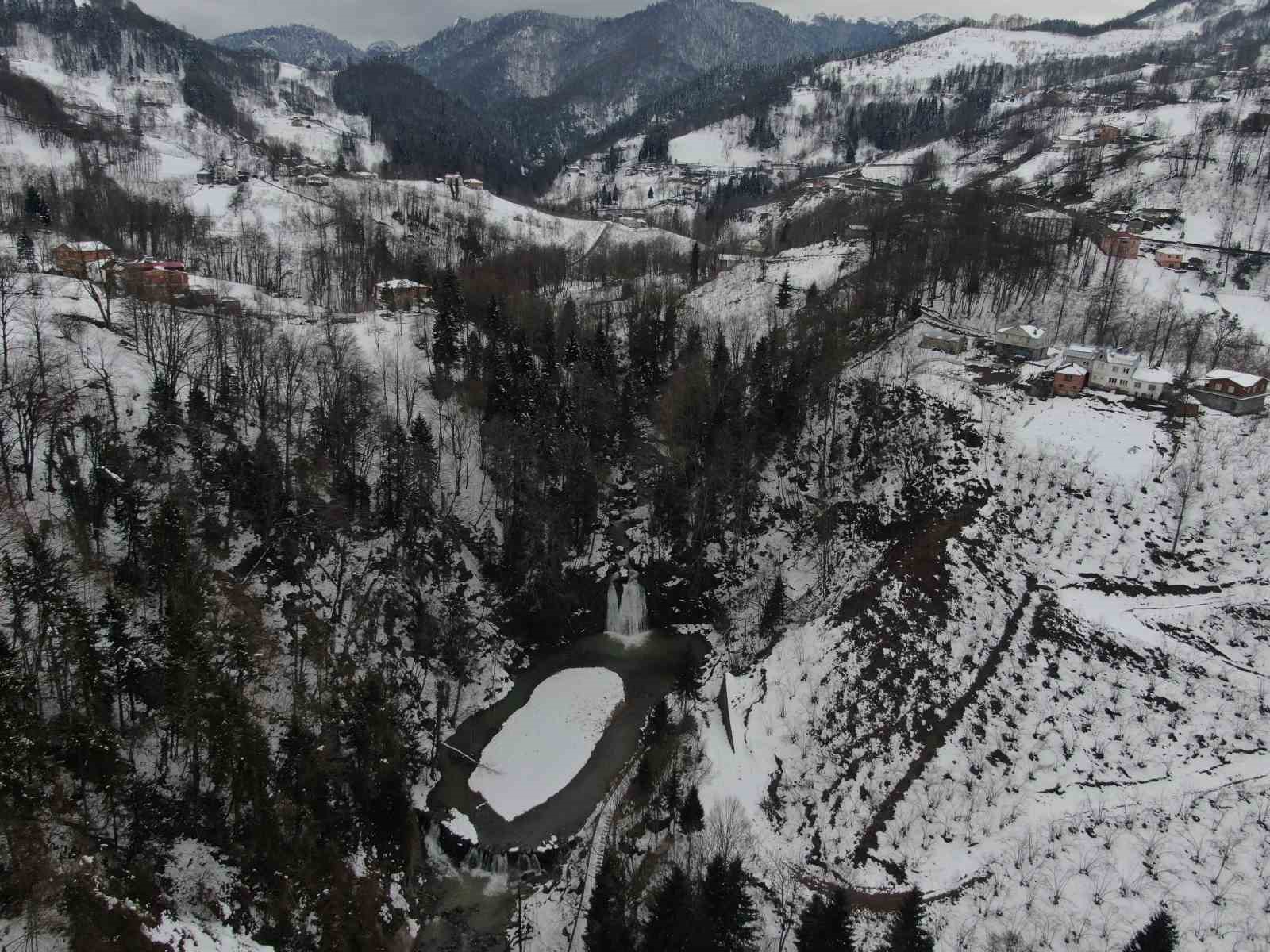 T&uuml;rkiye&rsquo;de eşi benzeri olmayan y&uuml;r&uuml;y&uuml;ş yolu ve Canik Şelalesi beyaz gelinliği ile b&uuml;y&uuml;l&uuml;yor
