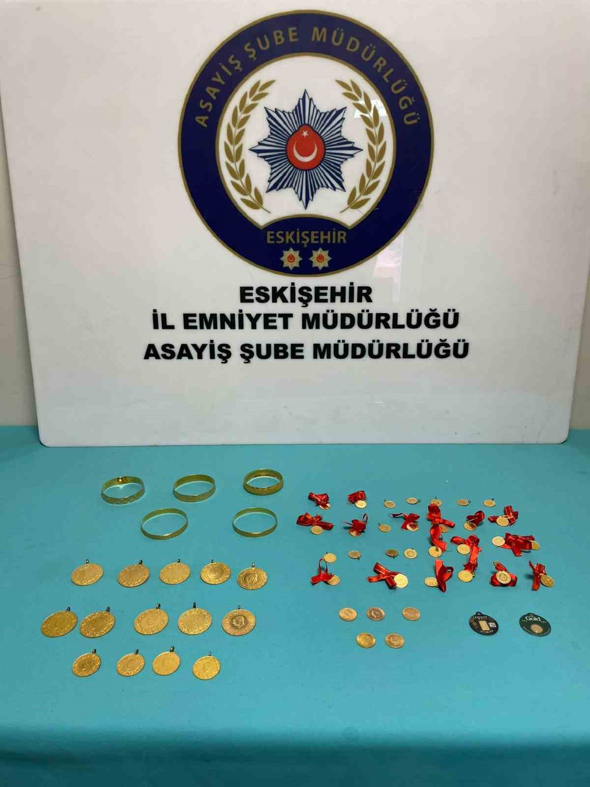 &rsquo;Polis&rsquo; yalanıyla 1 milyon liralık ziynet eşyası &ccedil;alan ş&uuml;pheliler tutuklandı
