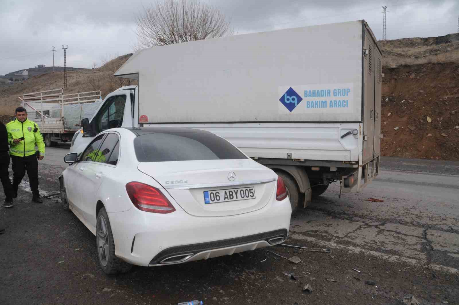 Şırnak&rsquo;ta kamyonet ile otomobil &ccedil;arpıştı: 5 yaralı
