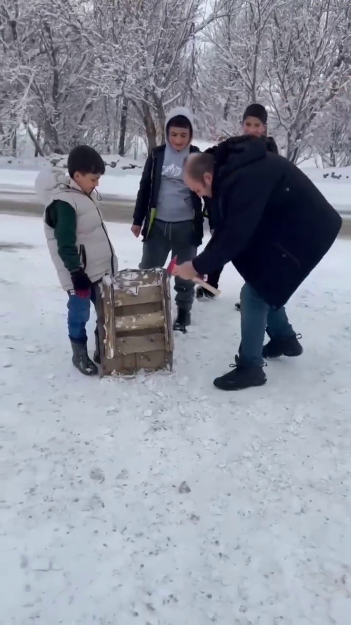 Polisin kızak tamiri g&ouml;r&uuml;nt&uuml;s&uuml; y&uuml;rek ısıttı
