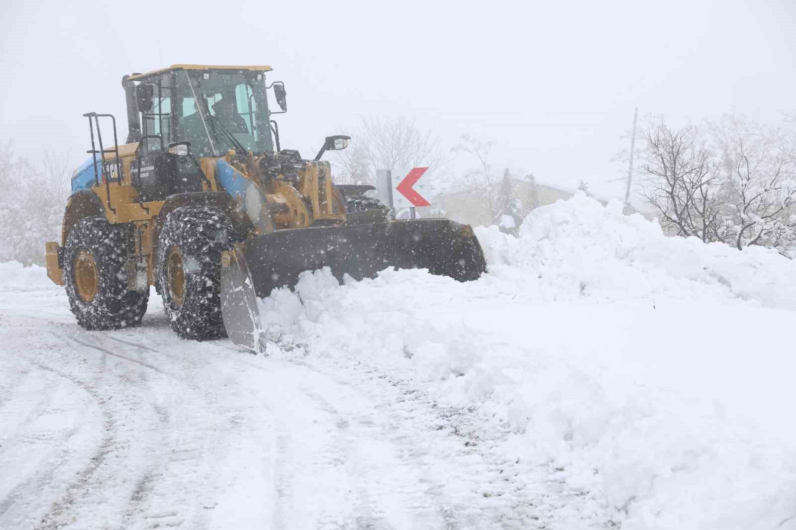 Diyarbakır&rsquo;da kardan kapanan 439 kilometrelik yol ulaşıma a&ccedil;ıldı
