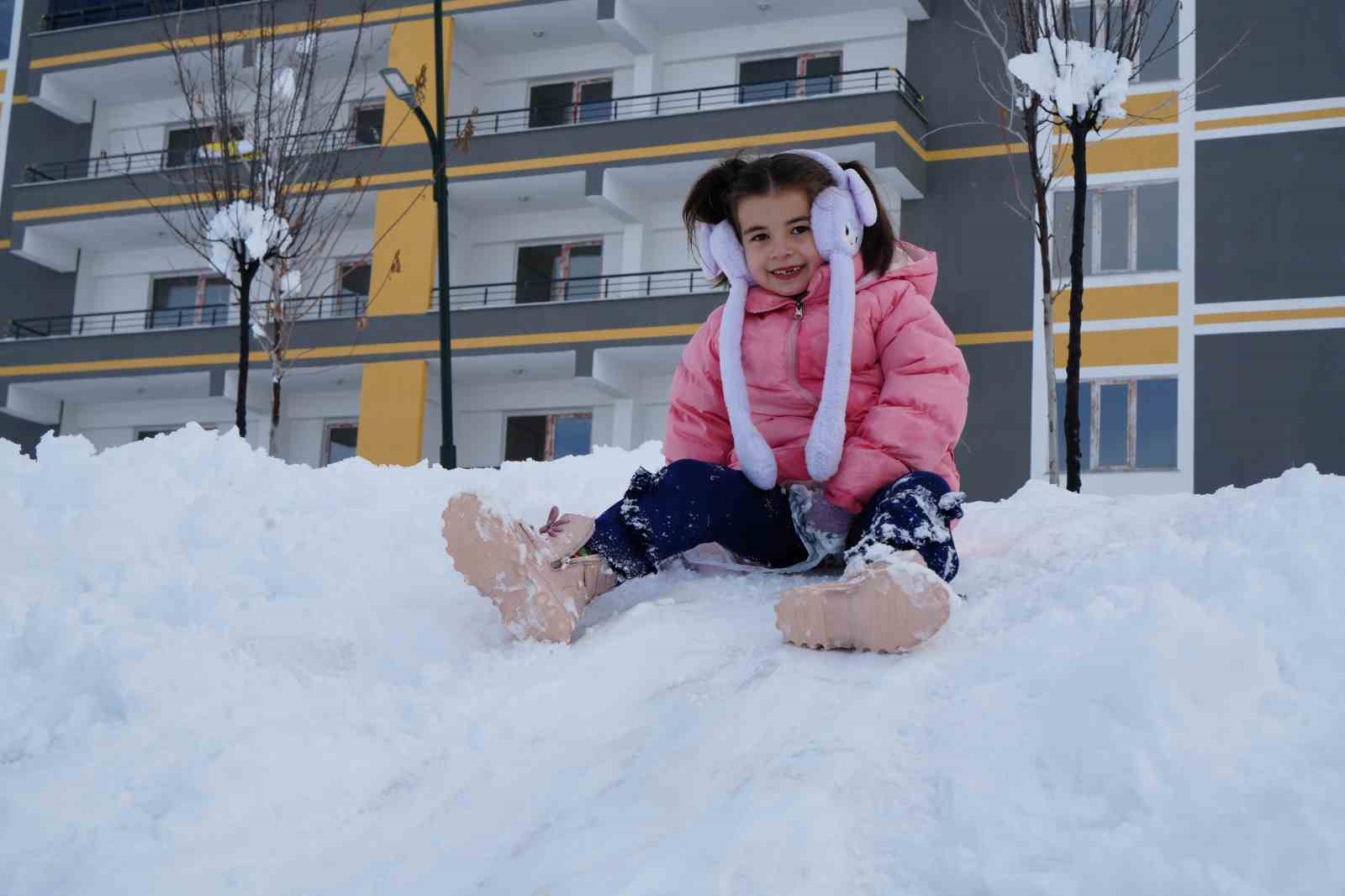 Lala Vadisi&rsquo;nde naylon poşetlerle kayarak karın keyfini &ccedil;ıkardılar
