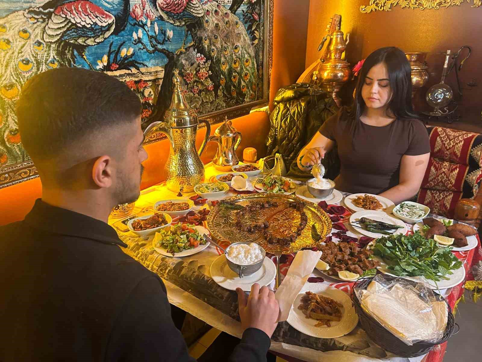 Sevgiliye &ccedil;i&ccedil;ek yerine ciğer kebap
