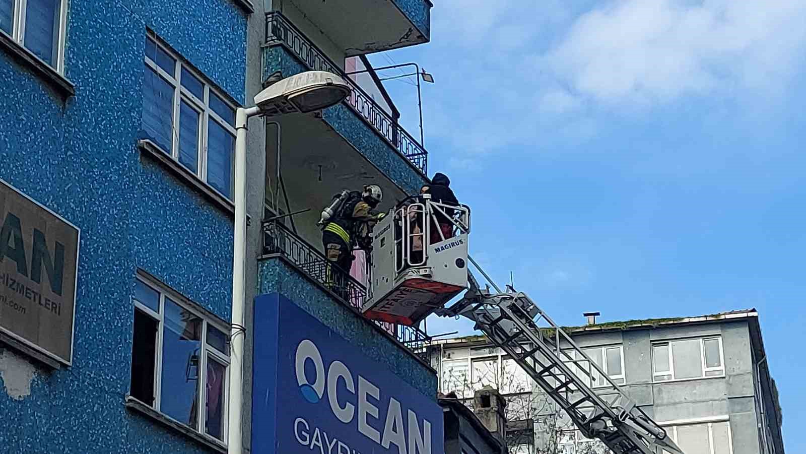 Kocaeli’de apartman deposunda çıkan yangında mahsur kalan 2 kadını itfaiye kurtardı