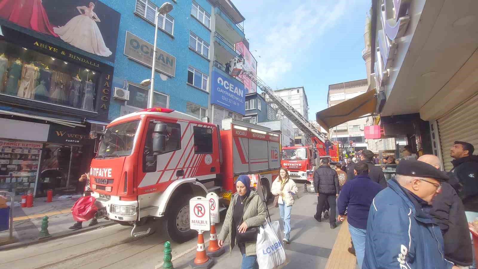Kocaeli&rsquo;de apartman deposunda &ccedil;ıkan yangında mahsur kalan 2 kadını itfaiye kurtardı
