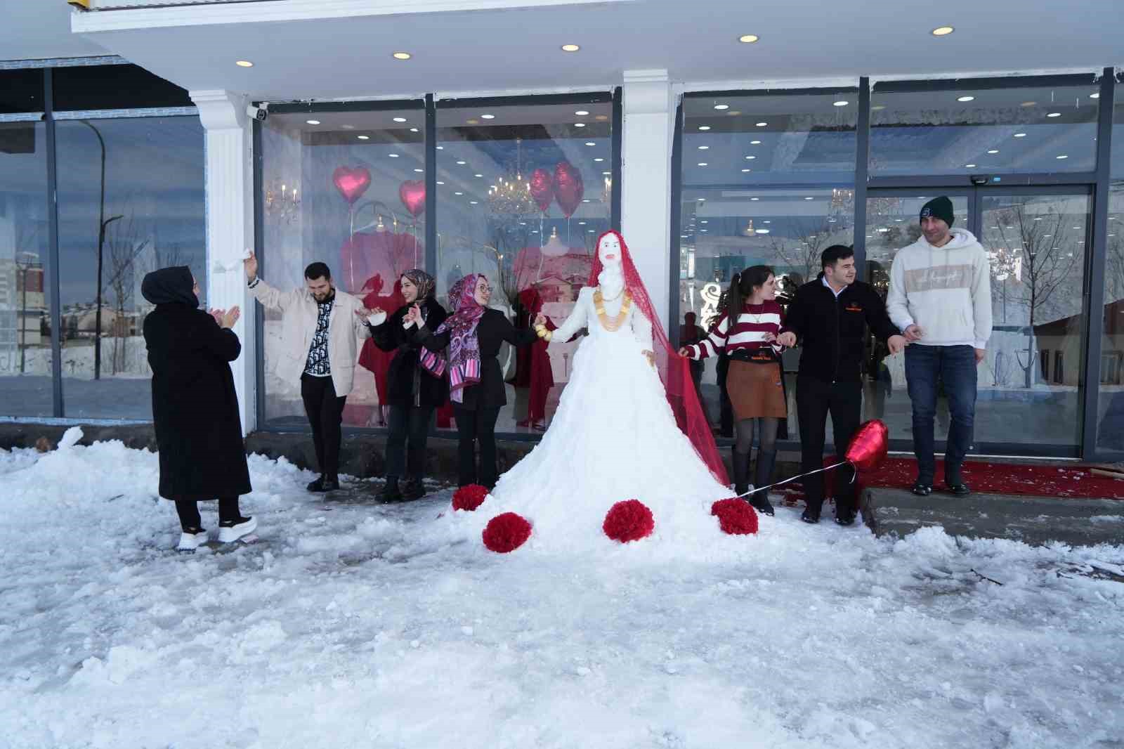 ’Kardan Gelin’e 1 milyon liralık altın taktılar