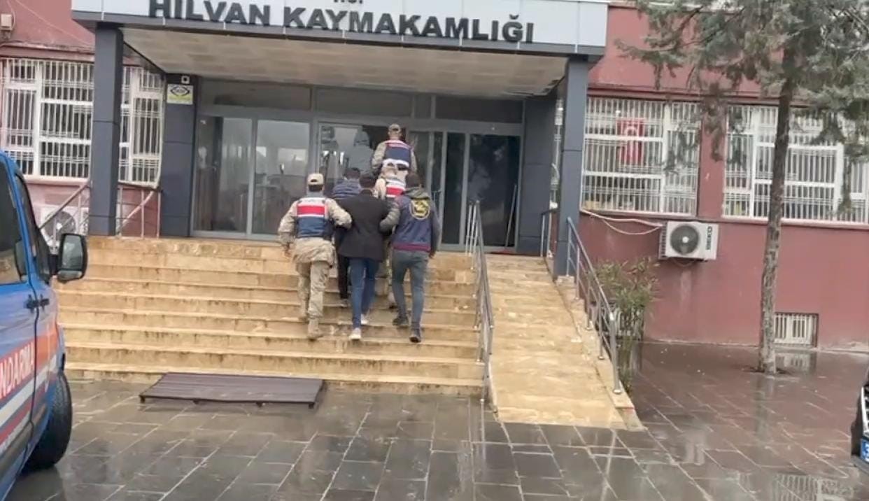 Vatandaşı alıkoyarak gasp eden 8 zanlıdan 2&rsquo;si tutuklandı
