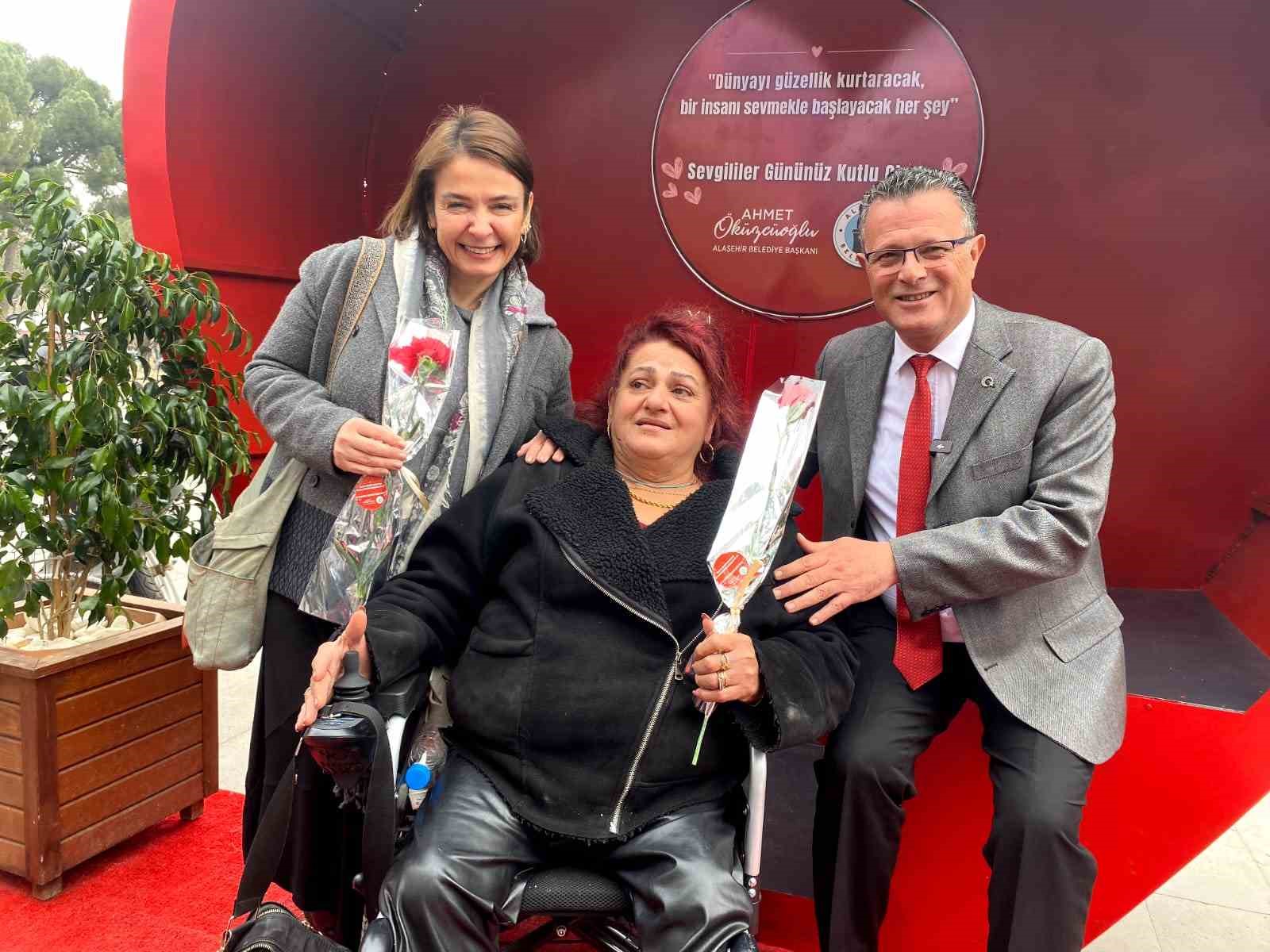 Başkan &Ouml;k&uuml;zc&uuml;oğlu&rsquo;ndan ilk karanfil eşine
