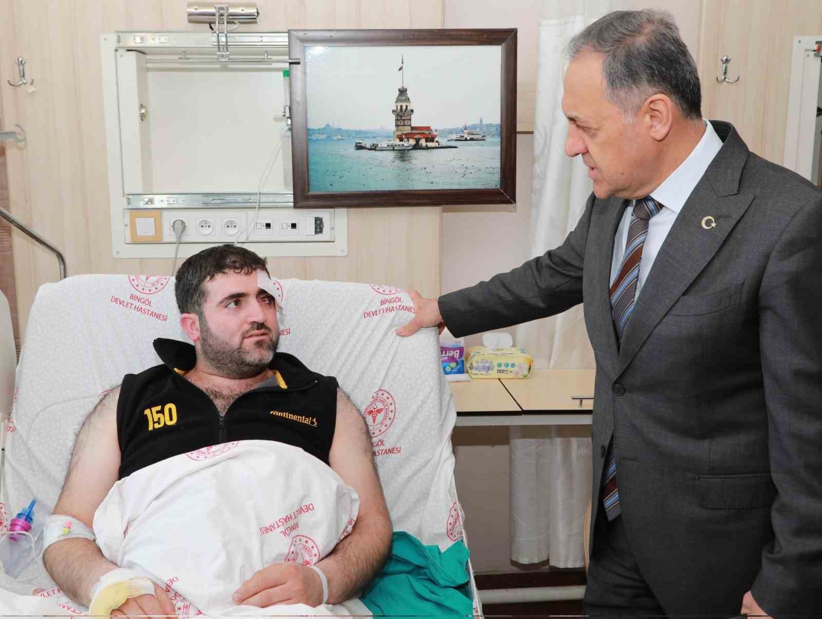 Vali Usta, otobüs kazasında yaralanan vatandaşları ziyaret etti