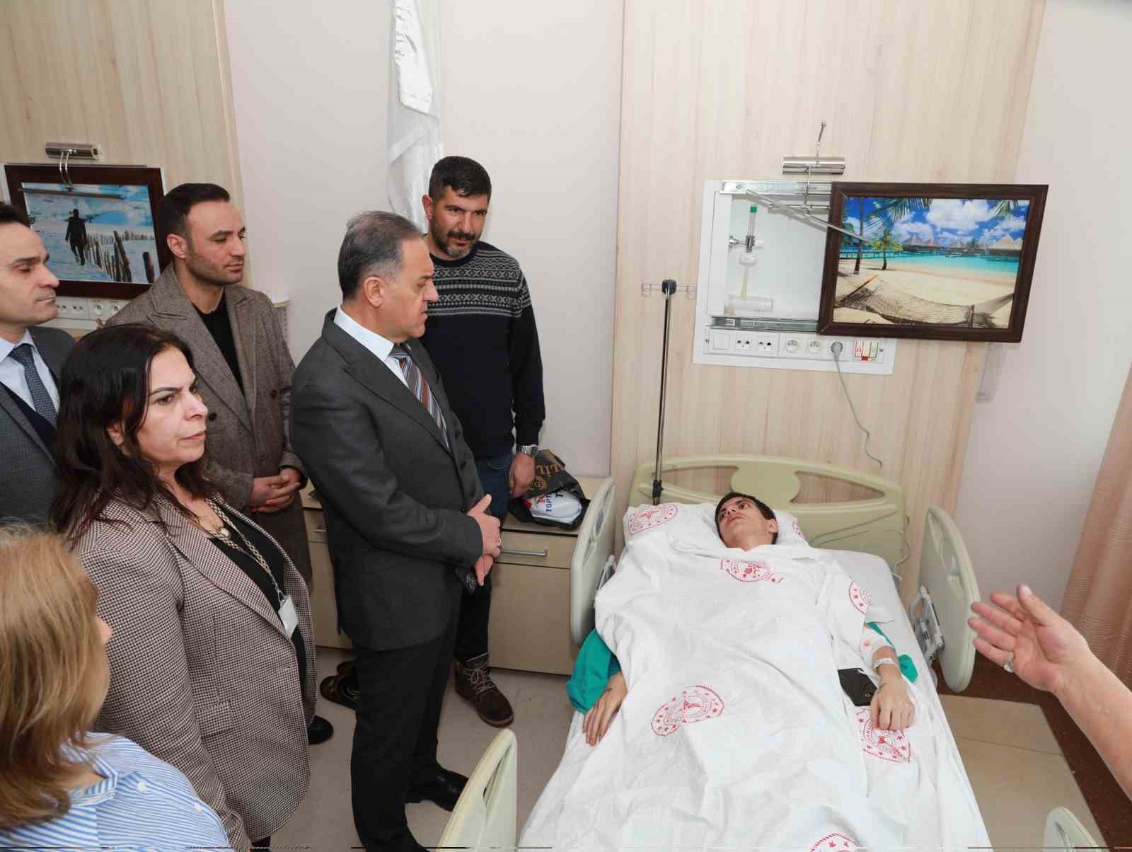 Vali Usta, otob&uuml;s kazasında yaralanan vatandaşları ziyaret etti
