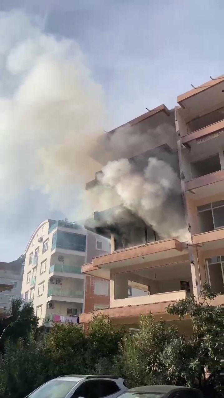 Antalya’da kentsel dönüşümdeki binada çıkan yangını itfaiye söndürdü
