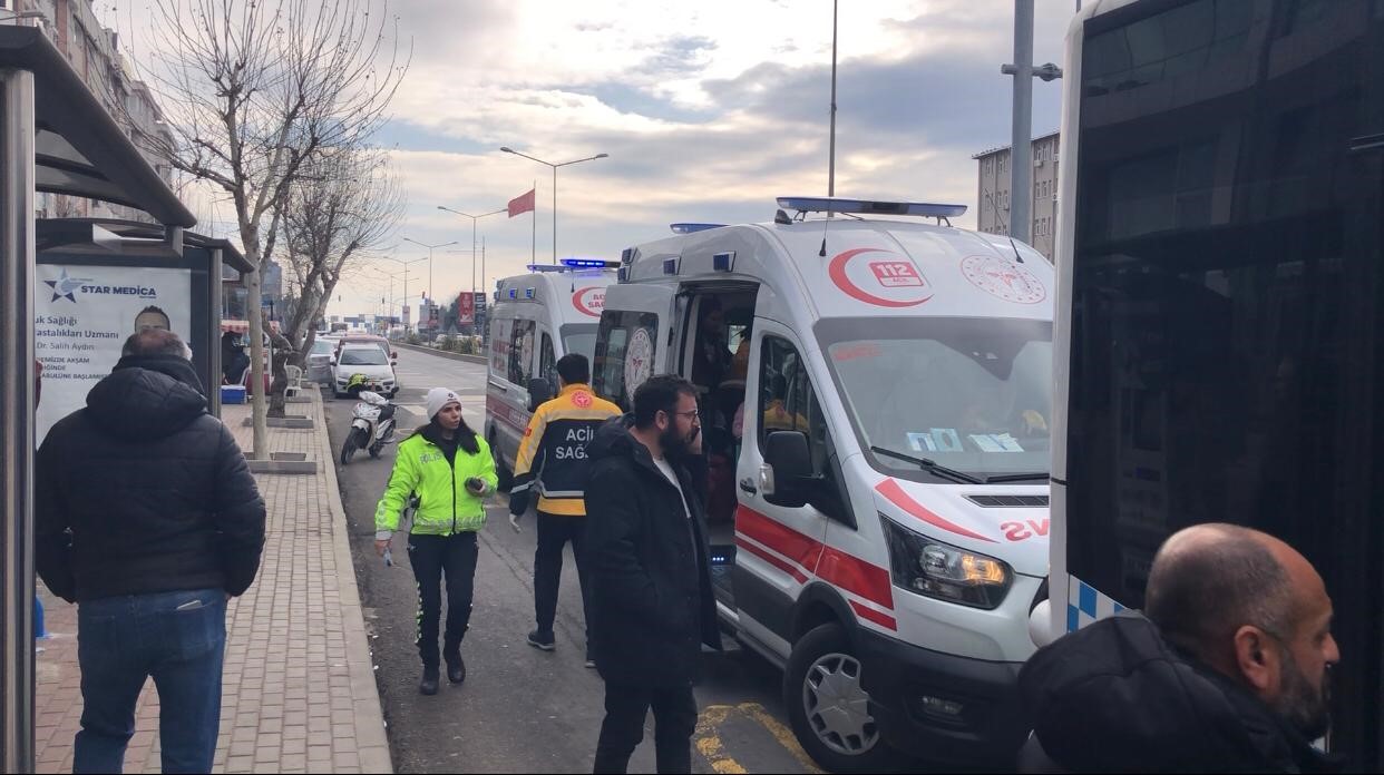 Halk otob&uuml;s&uuml; ani fren yapınca 3 yolcu yaralandı
