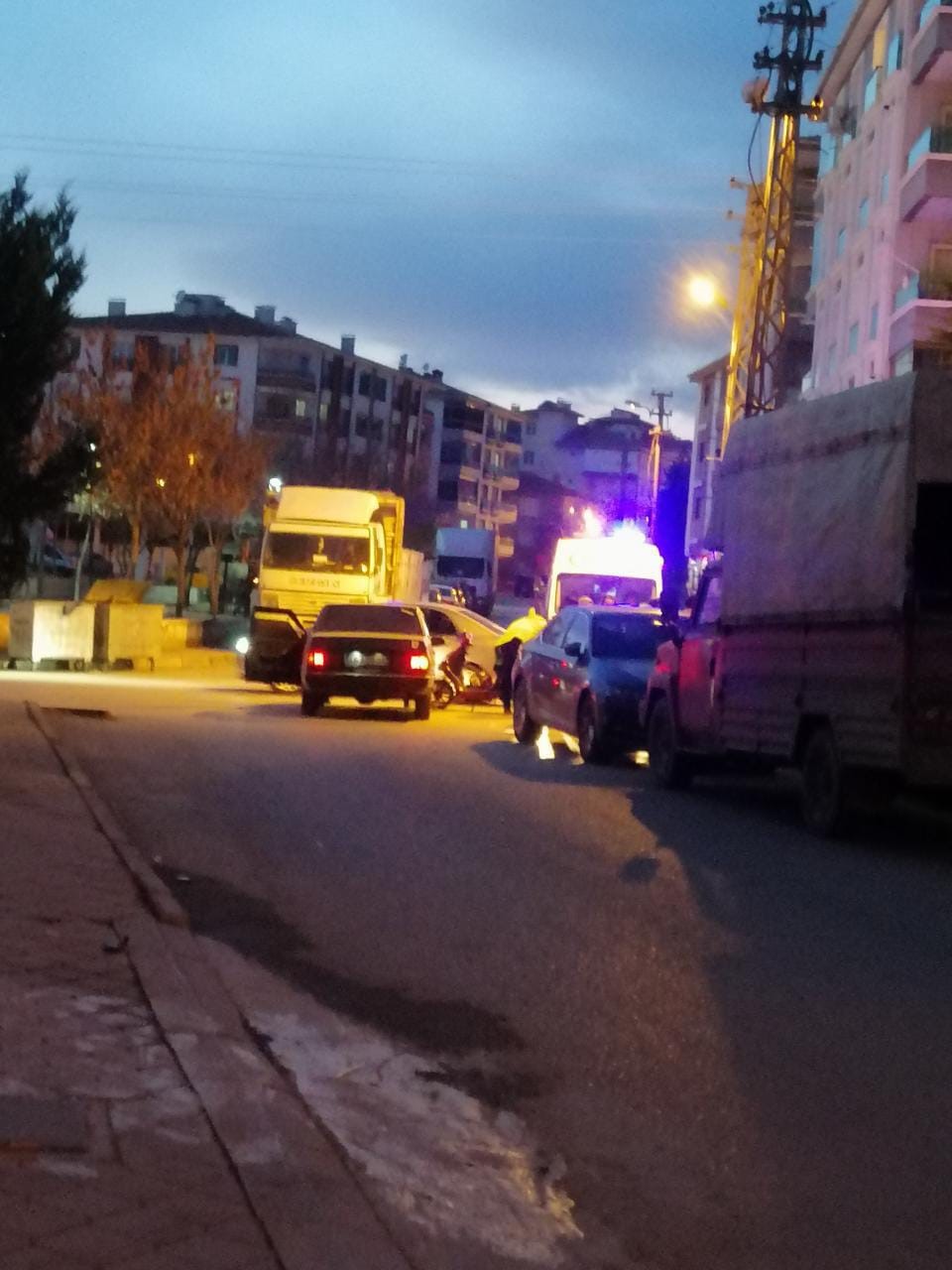Otomobile çarpan minibüs şoförü kaçtı: 1 yaralı