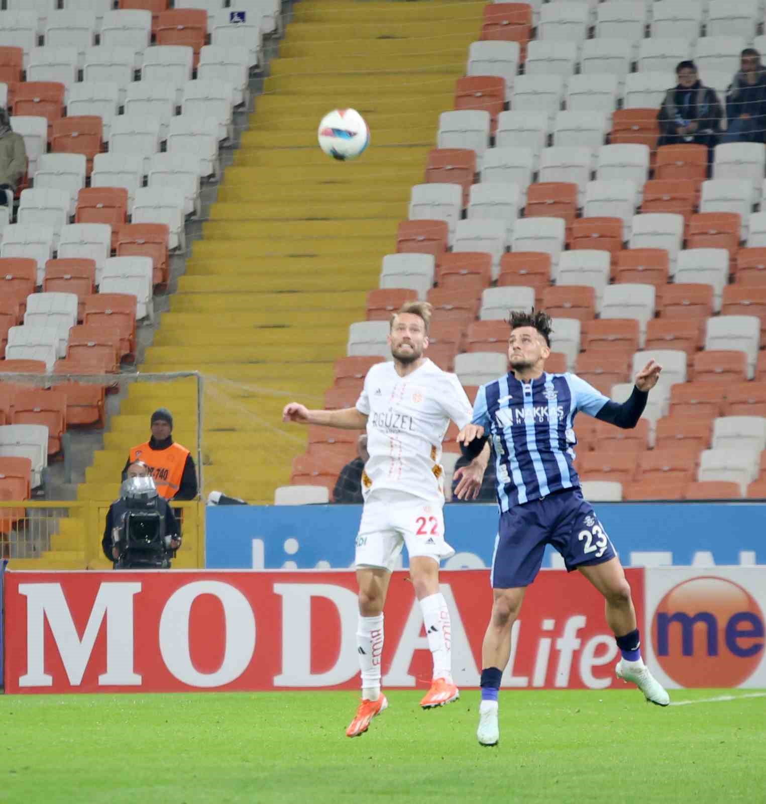 Trendyol Süper Lig: Adana Demirspor: 1 - Antalyaspor: 1 (İlk yarı)
