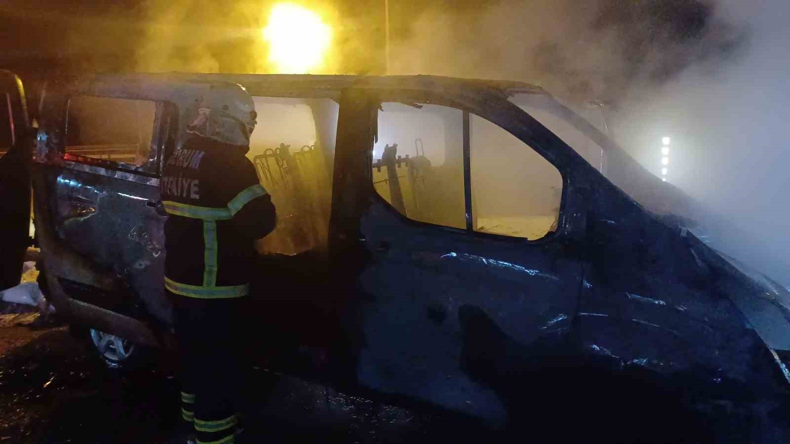 Alevlere teslim olan hafif ticari ara&ccedil; kullanılmaz hale geldi
