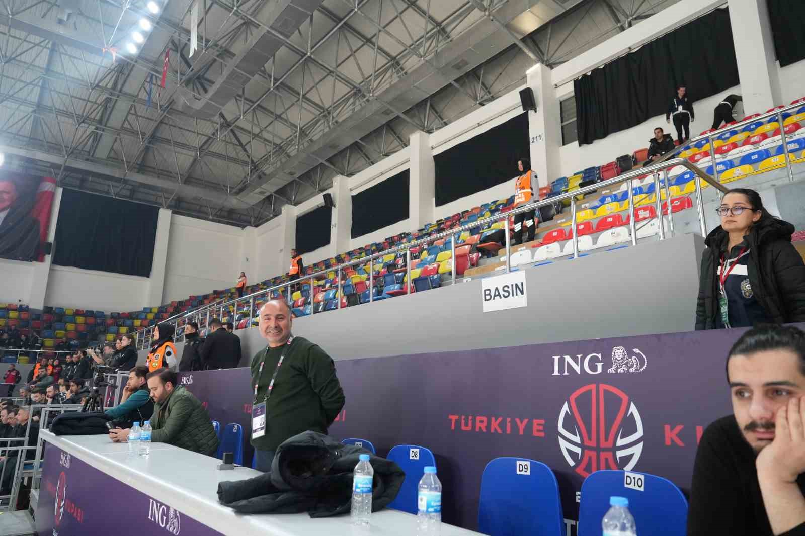 Basketbol ING Erkekler T&uuml;rkiye Kupası&rsquo;nda olaylı yarı final
