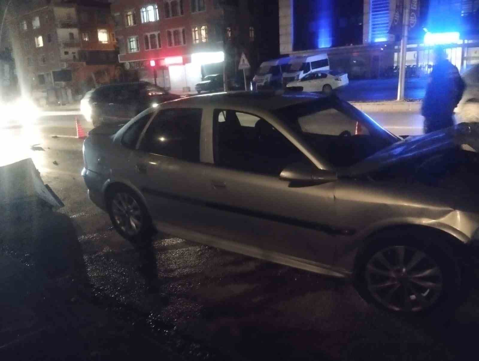 Ankara’da kontrolden çıkan otomobil kaldırımdaki elektrik panosuna çarptı: 2 yaralı

