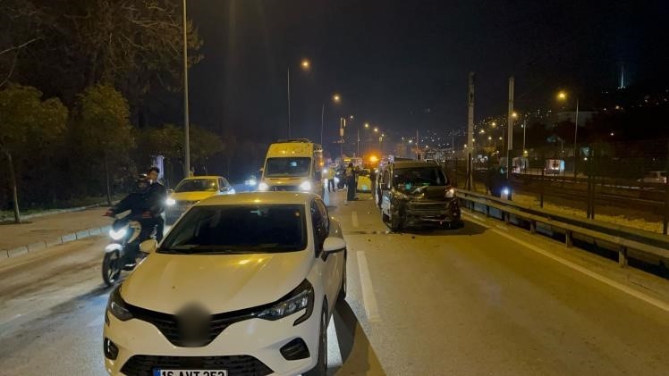 Aracının direksiyon hakimiyetini kaybetti, önündeki 3 otomobile çarparak durabildi
