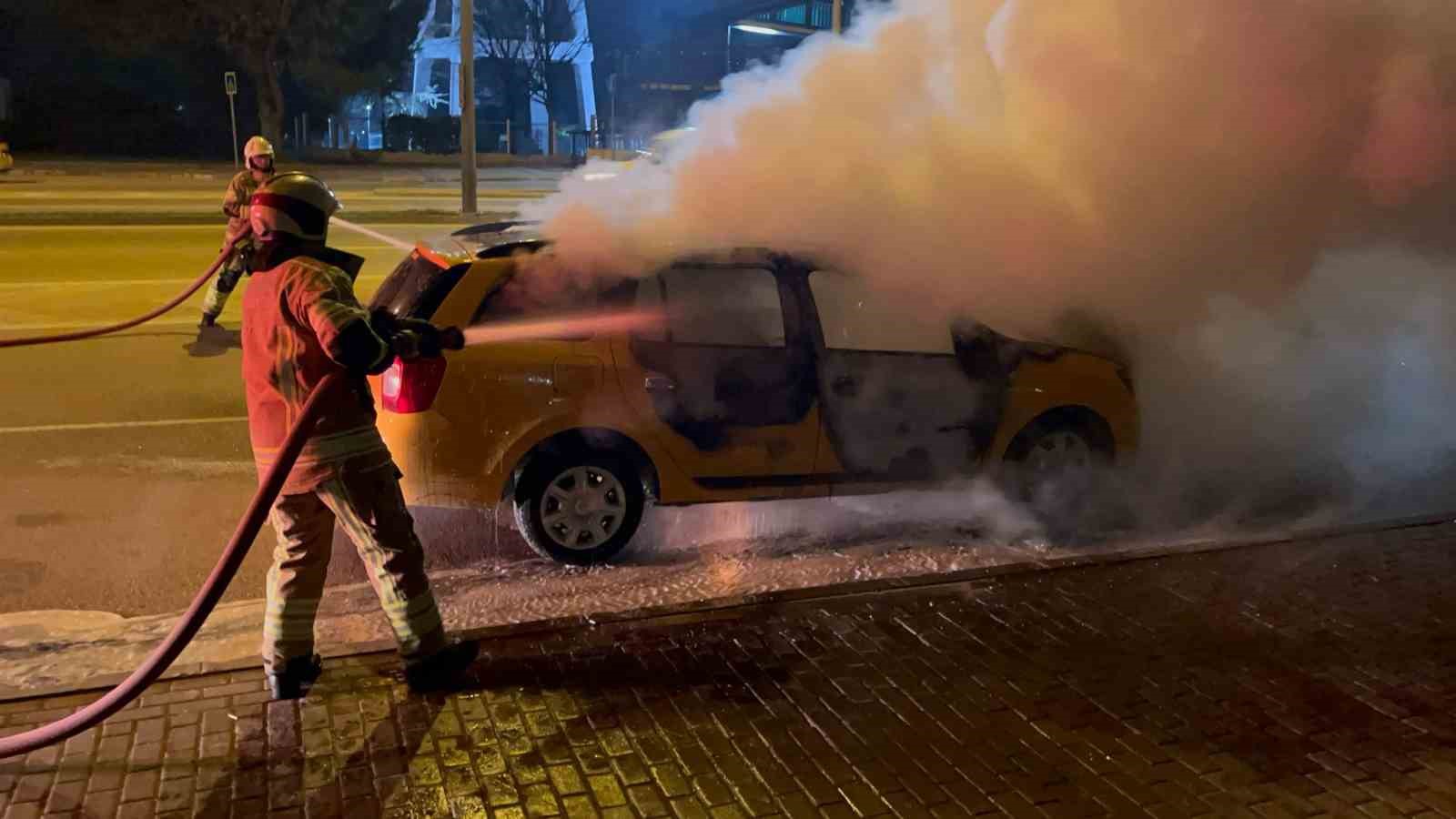 Seyir halinde bir anda alev alan araç kullanılamaz hale geldi
