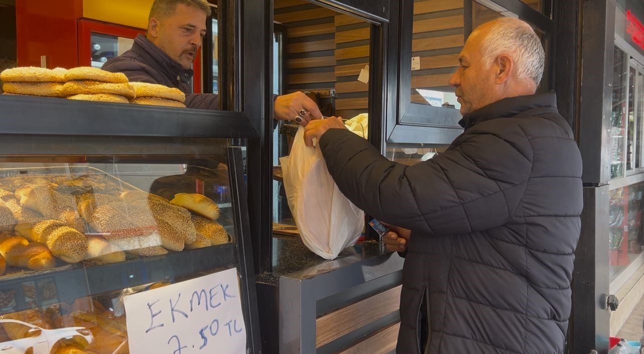 Dar gelirlinin dostu esnaf, 200 gram ekmeği 7 buçuk TL’ye satıyor