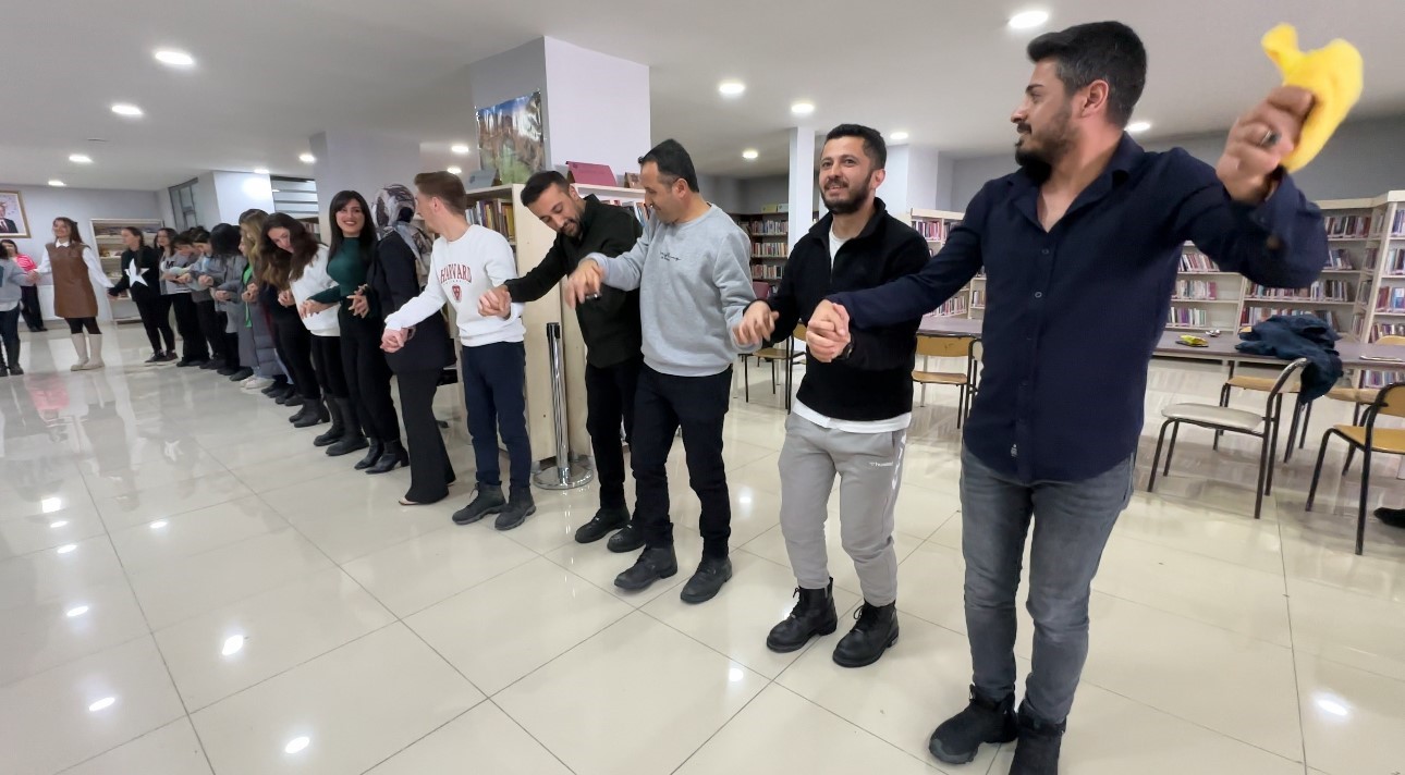 Sınavlara hazırlanan &ouml;ğrencilere ders arası m&uuml;zik
