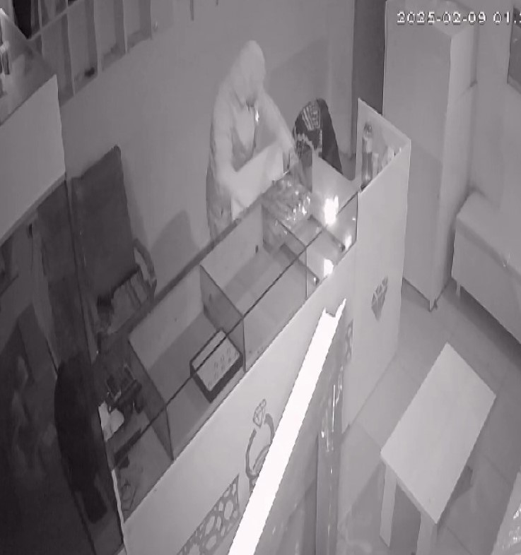 Kuyumcu soyup imitasyon &uuml;r&uuml;n &ccedil;alan hırsızlar polisten ka&ccedil;amadı
