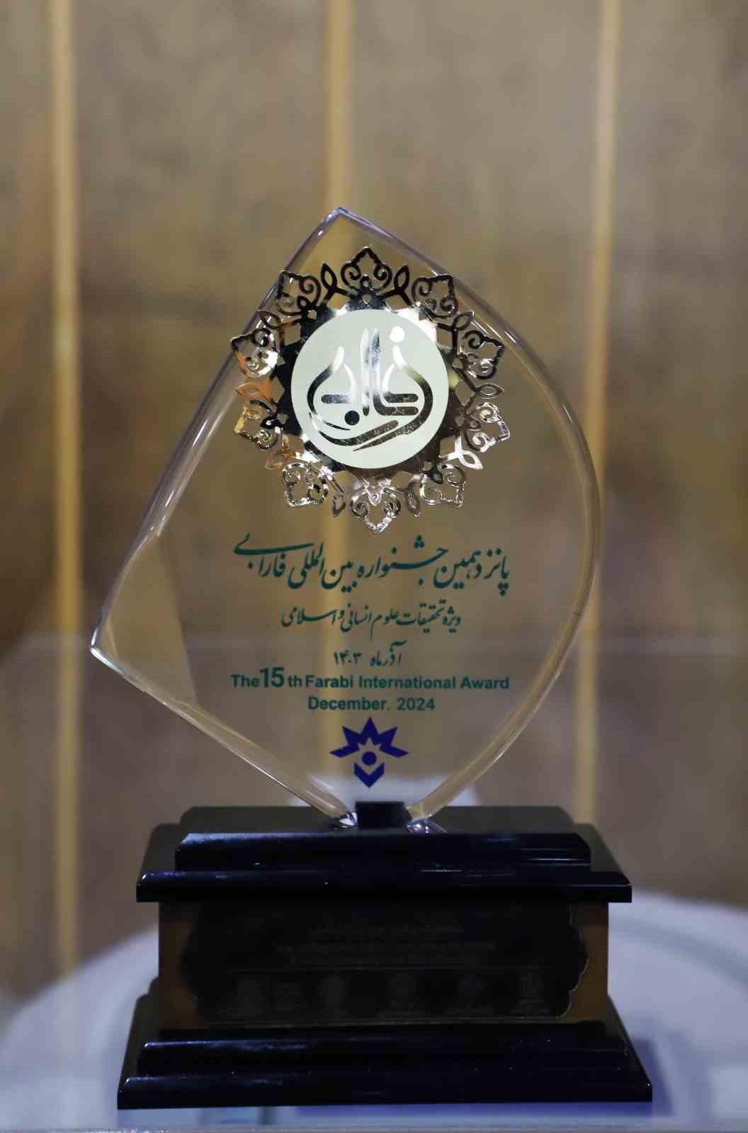 Prof. Dr. Yıldırım, İran’dan aldığı ödülü Rektör Hacımüftüoğlu ile paylaştı