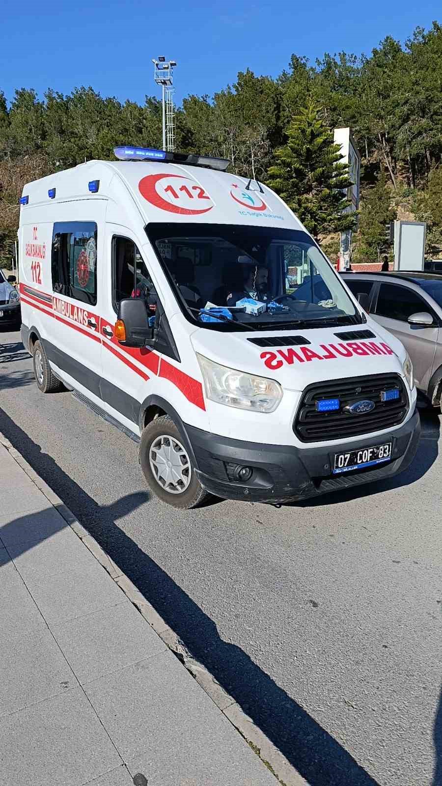 Yaya geçidinde hafif ticari araç yayaya çarptı:1 yaralı